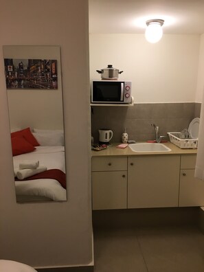 Køleskab, mikrobølgeovn, elkedel