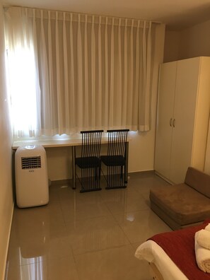 Bureau, fer et planche à repasser, Wi-Fi gratuit, draps fournis