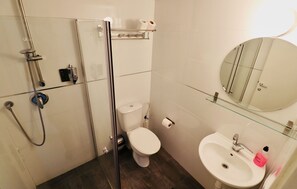 Studio City - 1 sovrum - utsikt mot staden - torn | Badrum | Dusch, gratis toalettartiklar, hårtork och handdukar
