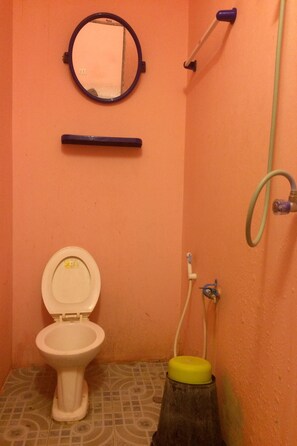Standard Double Room | Bad | Dusj, toalettartikler (inkludert) og håndklær