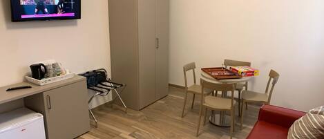 Een knus woongedeelte met een kitchenette, een eethoek en een zithoek.