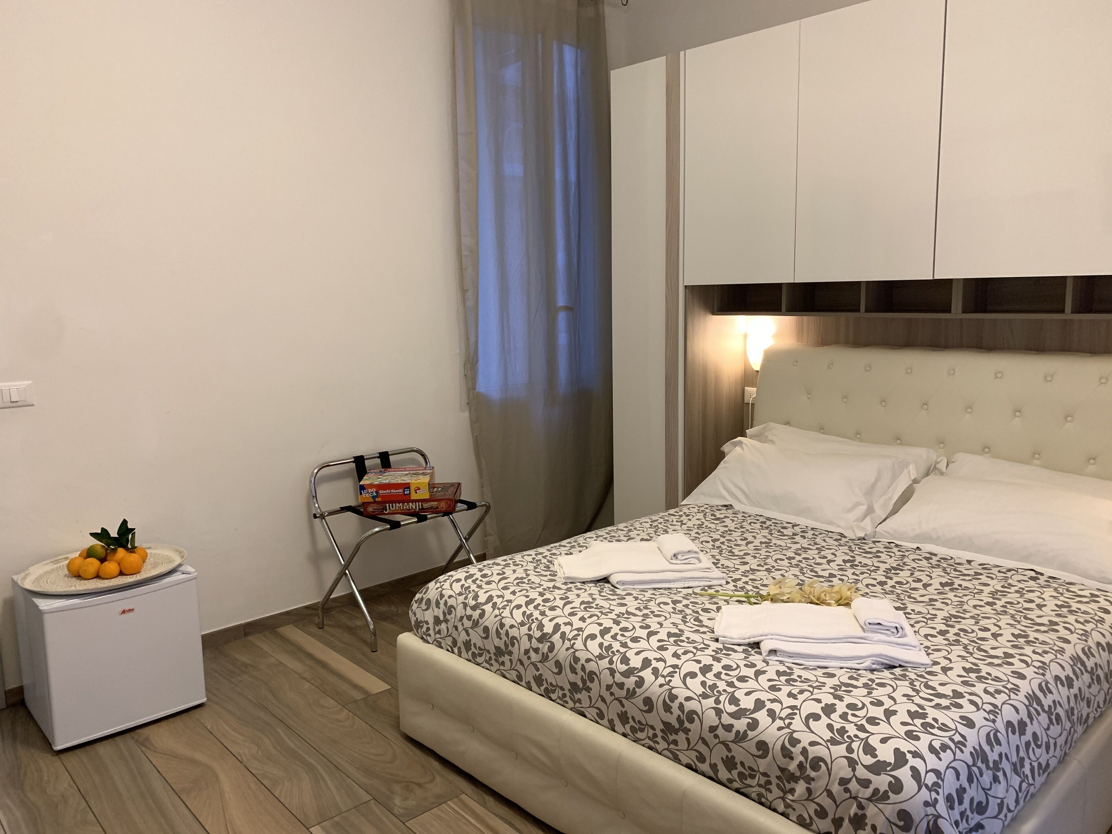 Caja de seguridad en la habitación y sistema de insonorización 