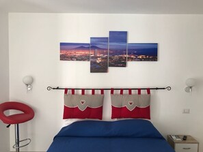 Biancheria da letto di alta qualità, una scrivania, insonorizzazione