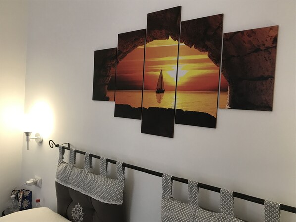 Biancheria da letto di alta qualità, una scrivania, insonorizzazione