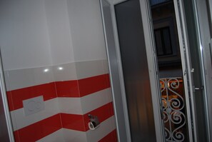 Double or Twin Room (2) | Bathroom | Shower, free toiletries, hair dryer, towels - Sorrento Deluxe B&B (Sorrento)