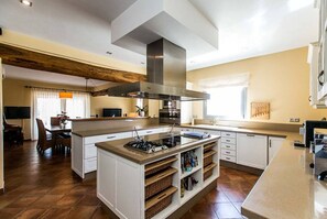 Geladeira, micro-ondas, cooktop, lava-louças