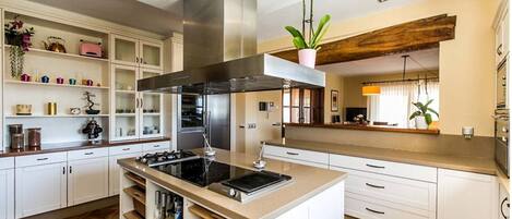 Fridge, microwave, stovetop, dishwasher