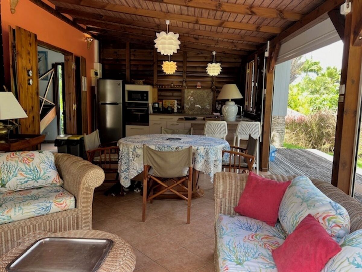 Un intérieur chaleureux comprenant un coin repas, une cuisine et un espace détente avec vue.
