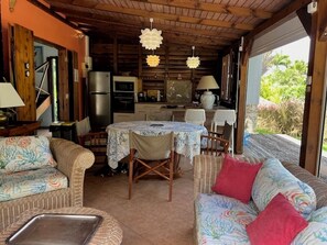 Televisión, reproductor de DVD, libros y estéreo
