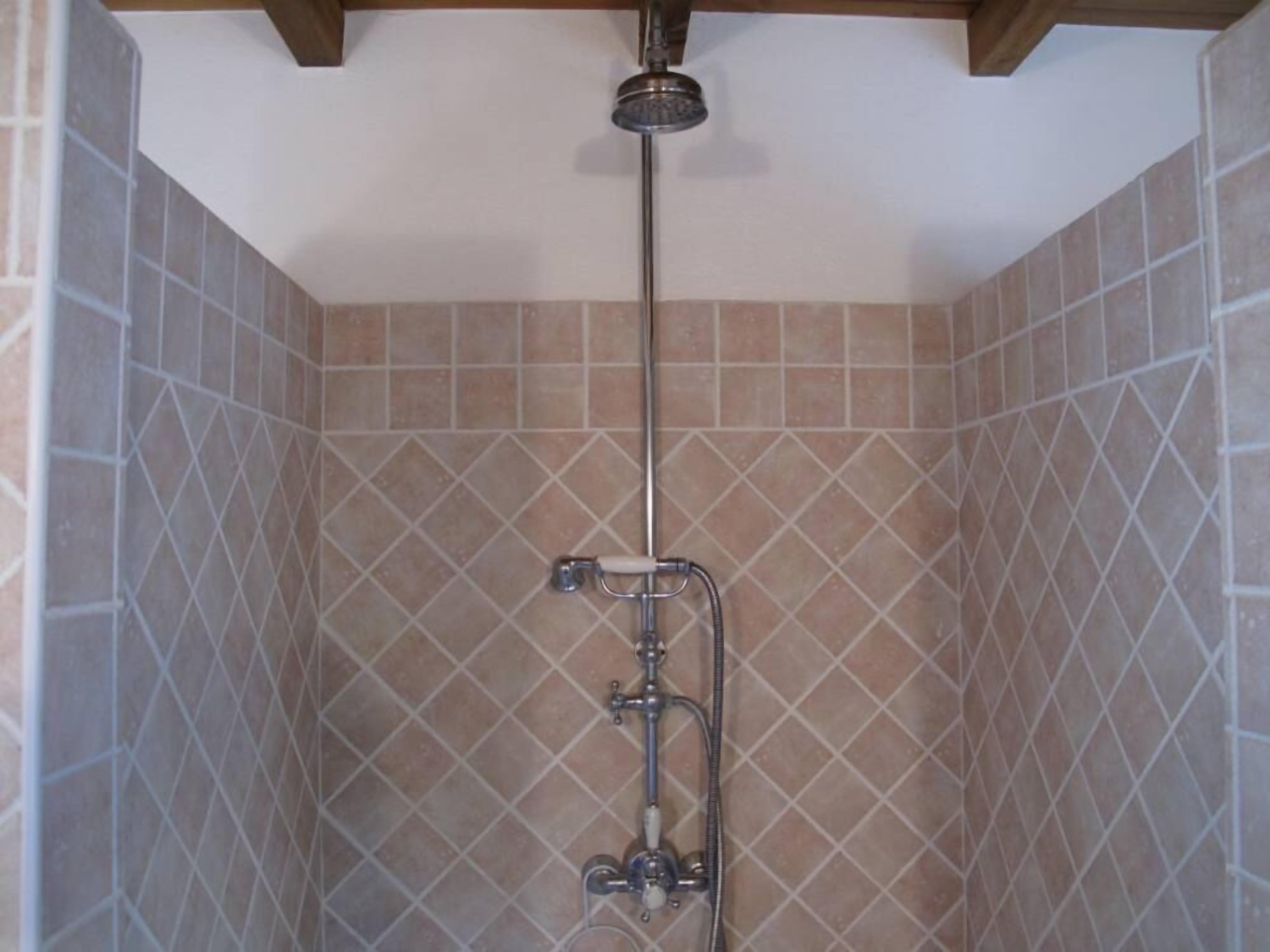 Douche, sèche-cheveux, serviettes fournies