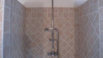 Douche, sèche-cheveux, serviettes fournies