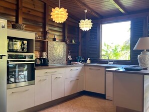 Cafetera y tetera, refrigerador, microondas y horno