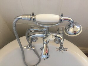 Combined shower/tub, free toiletries, hair dryer, bathrobes - Langs Hall, charming 3-bedroom cottage, Leyland, Lancashire, 10 mins from M6<br> (Leyland)