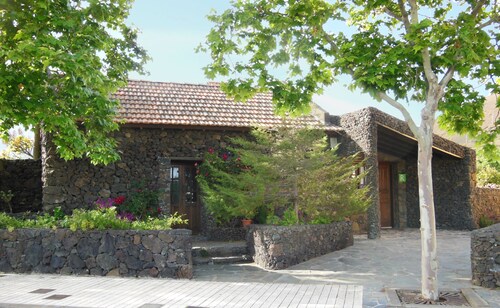 Casa Rural Aborigen Bimbache Canary style house with original lava bathroom