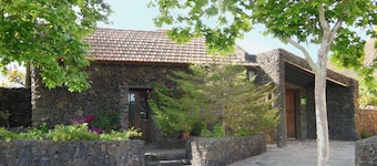 Casa Rural Aborigen Bimbache Canary style house with original lava bathroom