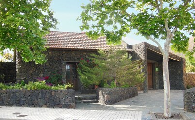 Casa Rural Aborigen Bimbache Canary style house with original lava bathroom