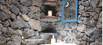 Casa Rural Aborigen Bimbache Canary style house with original lava bathroom