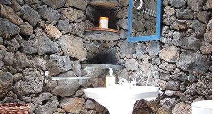 Casa Rural Aborigen Bimbache Canary style house with original lava bathroom