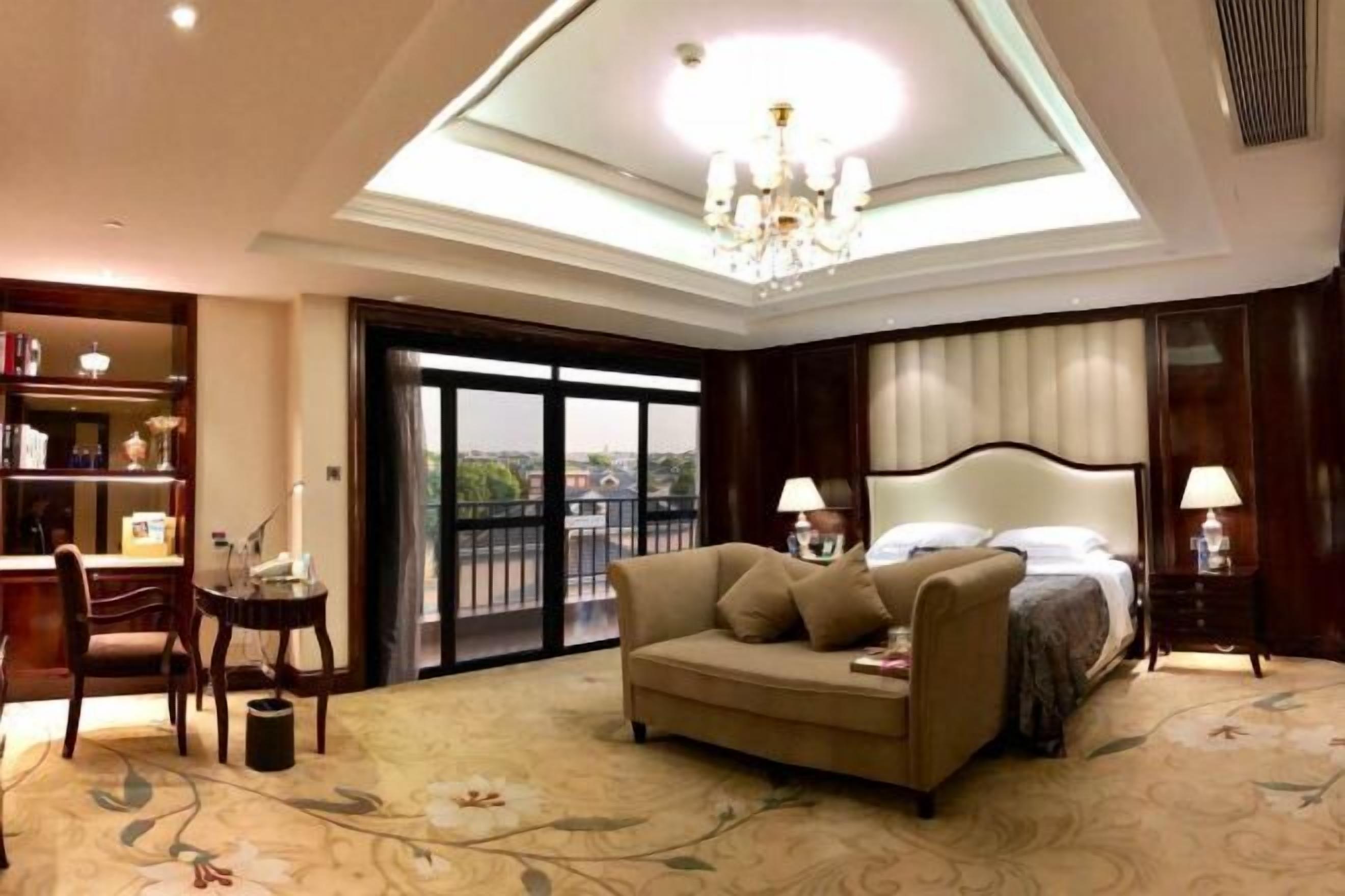 Frigobar, cofres nos quartos, escrivaninha, cortinas blackout