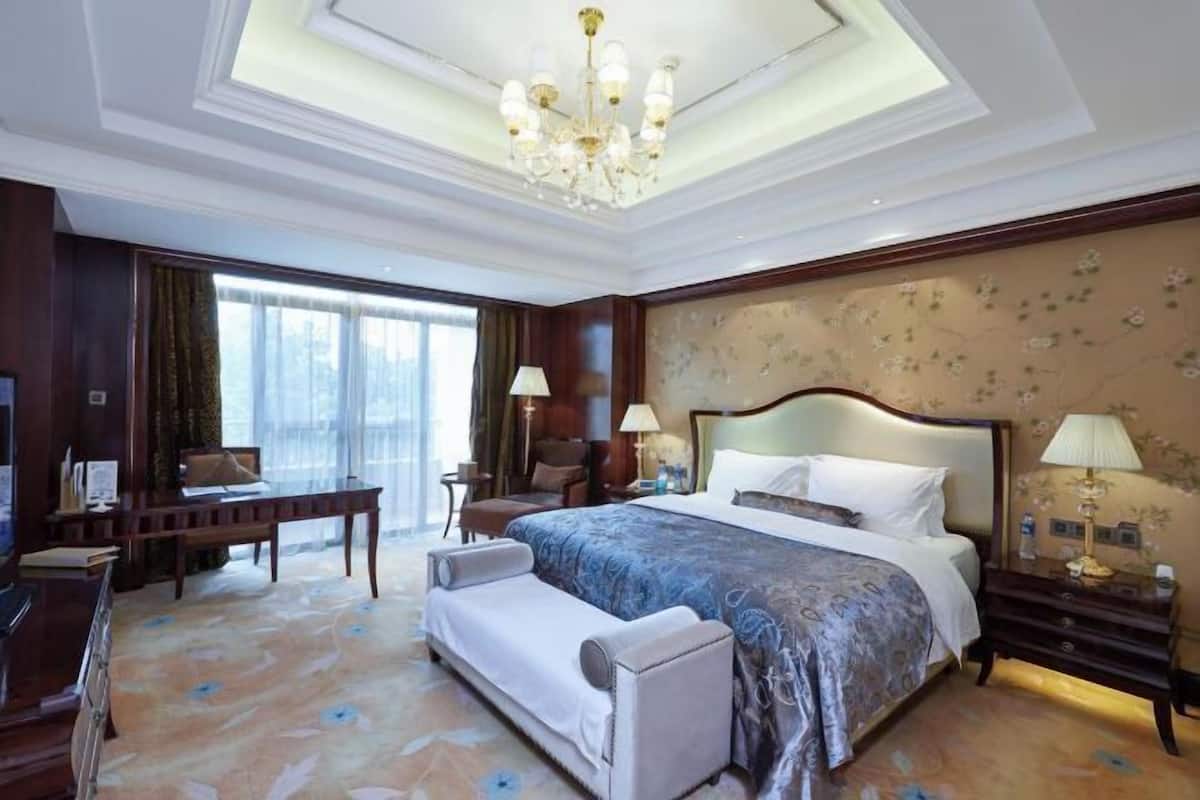 Minibar, in-room safe, desk, blackout drapes