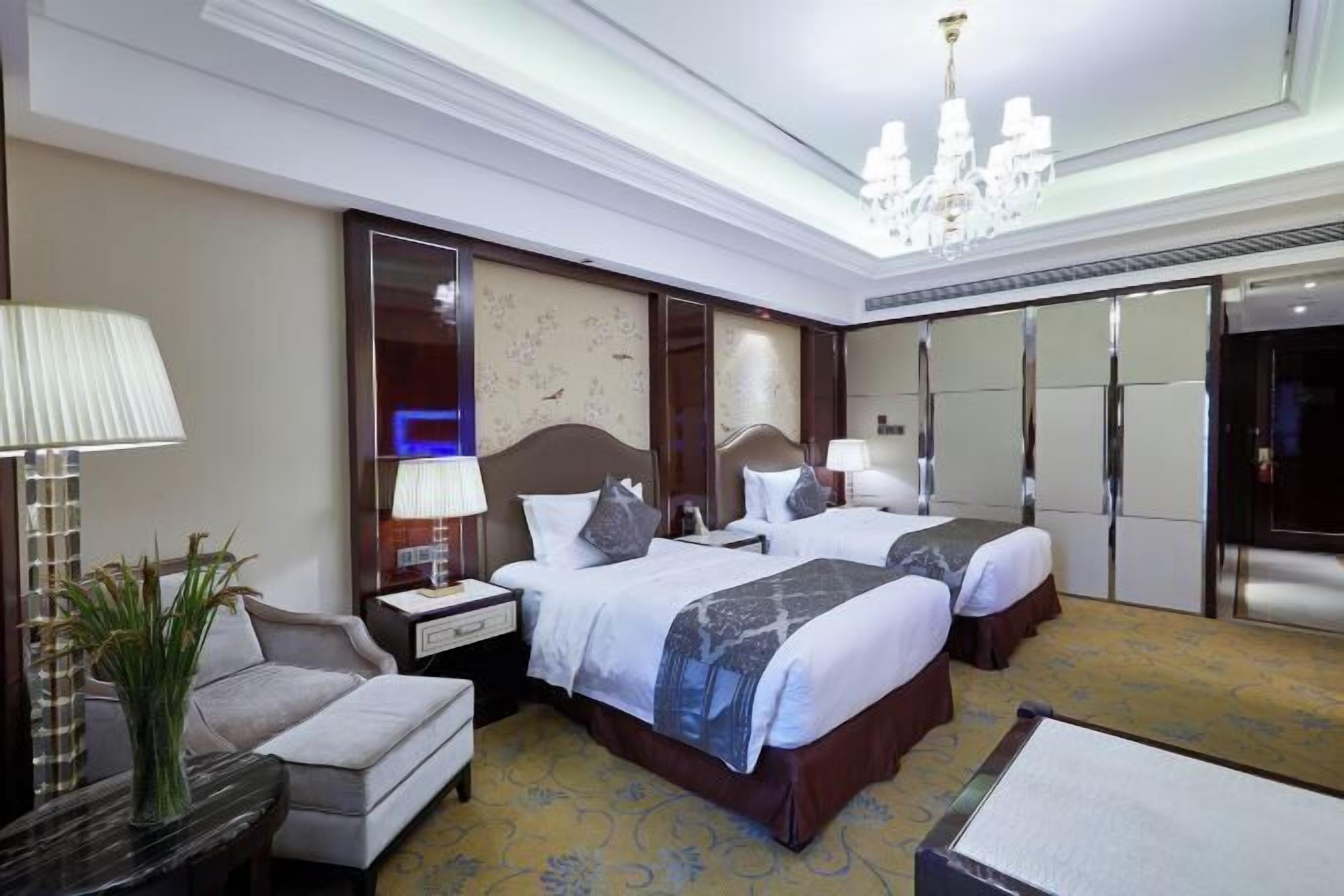 Frigobar, cofres nos quartos, escrivaninha, cortinas blackout