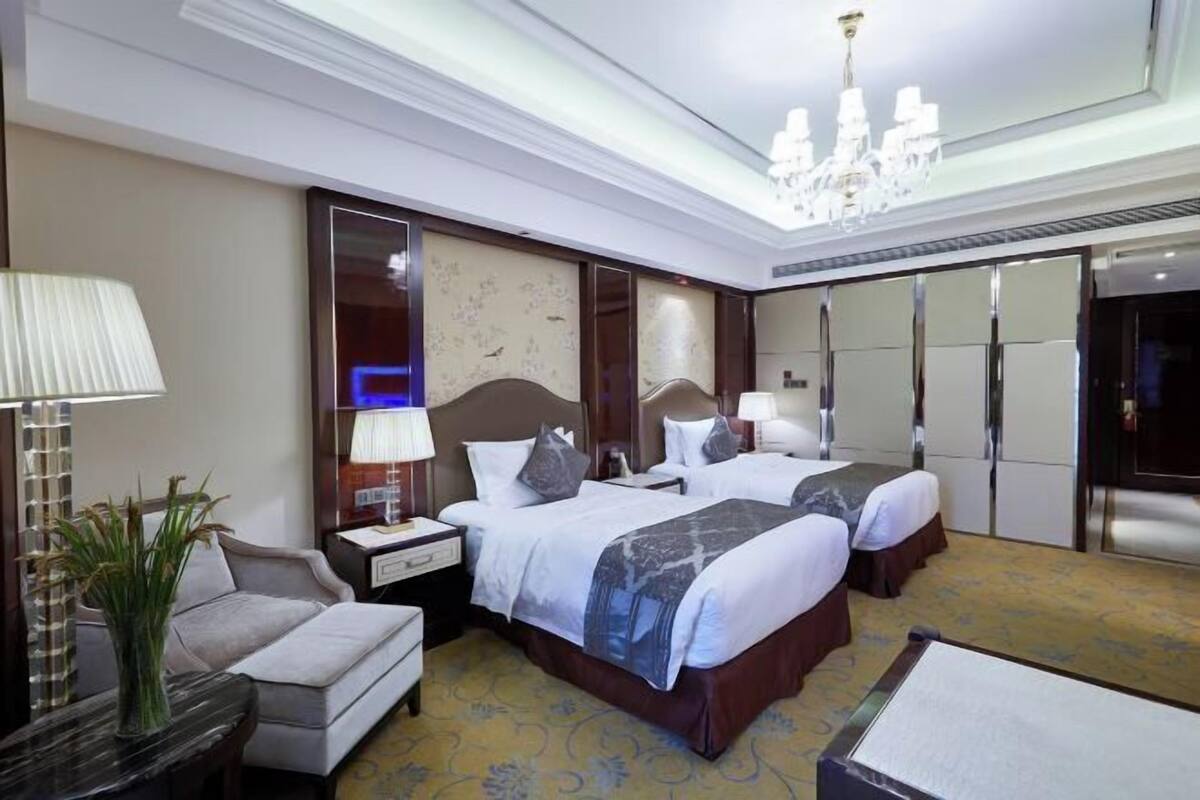 Minibar, Zimmersafe, Schreibtisch, Verdunkelungsvorhänge