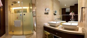 Bañera y ducha independientes y artículos de higiene personal gratuitos