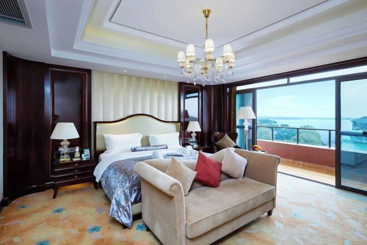 Minibar, Zimmersafe, Schreibtisch, Verdunkelungsvorhänge