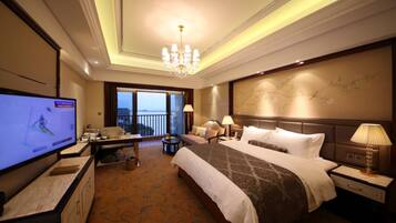 Deluxe King Room With Lake View | Minibar, in-room safe, desk, blackout curtains