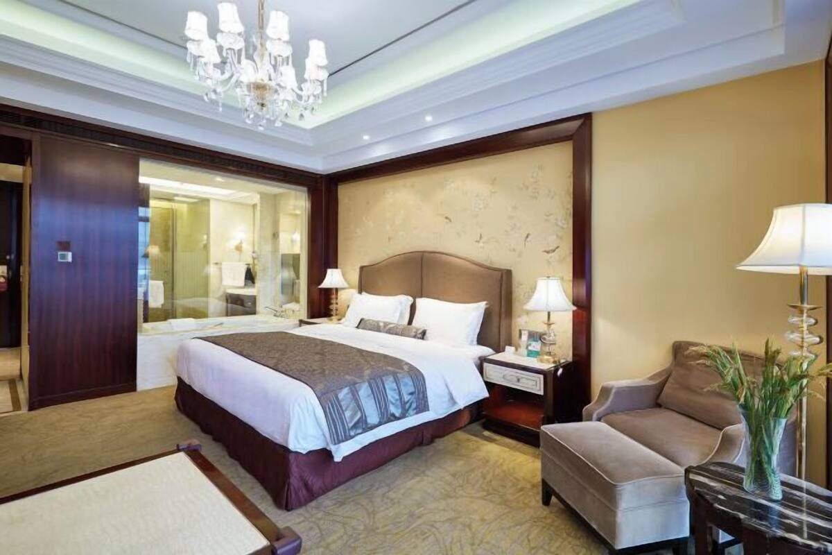 Minibar, Zimmersafe, Schreibtisch, Verdunkelungsvorhänge