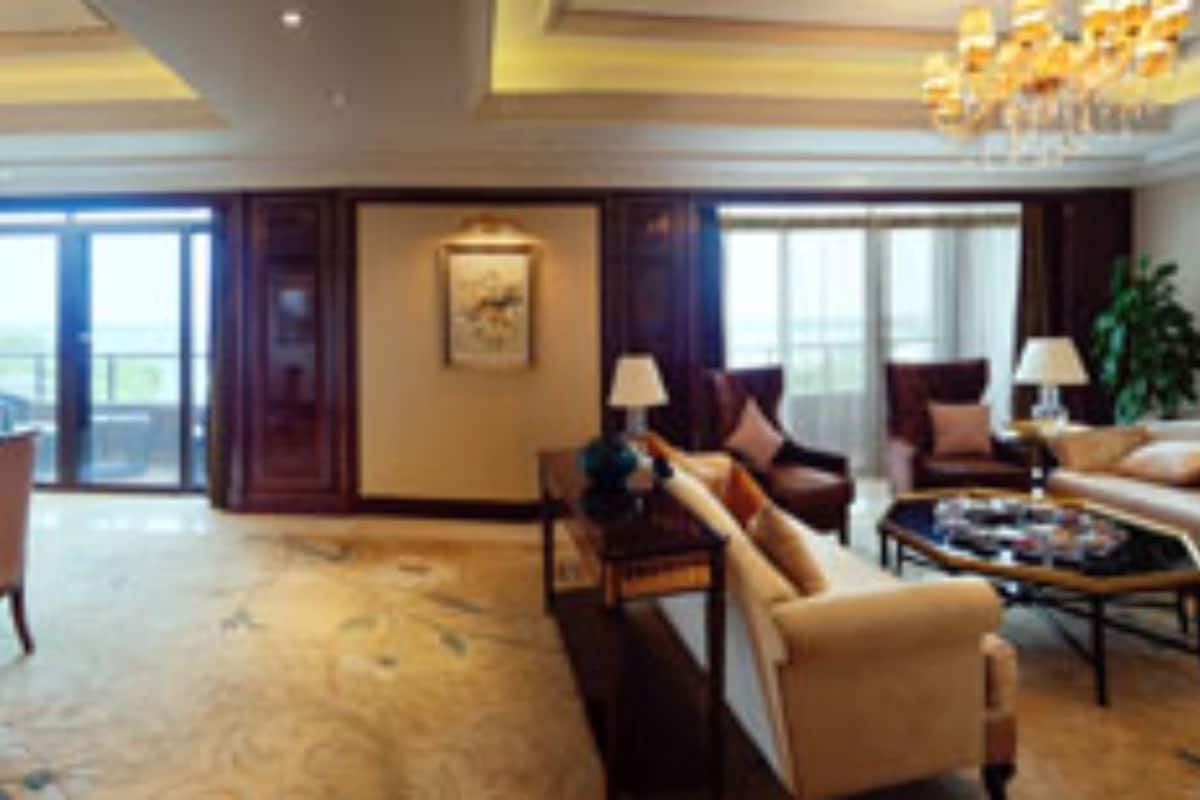 Deluxe Suite  | Minibar, in-room safe, desk, blackout drapes