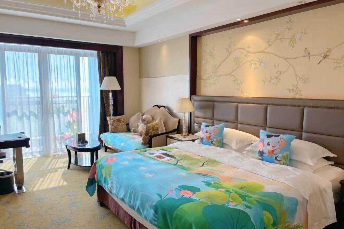 Minibar, Zimmersafe, Schreibtisch, Verdunkelungsvorhänge