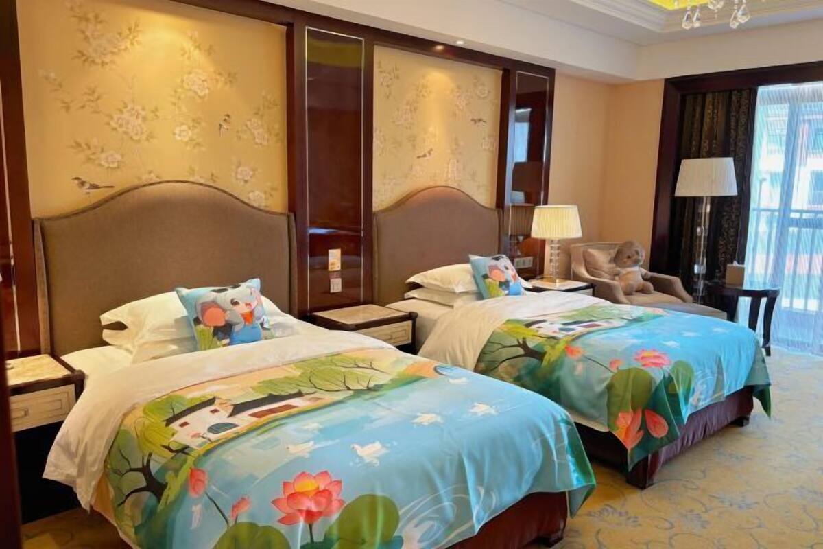 Minibar, Zimmersafe, Schreibtisch, Verdunkelungsvorhänge