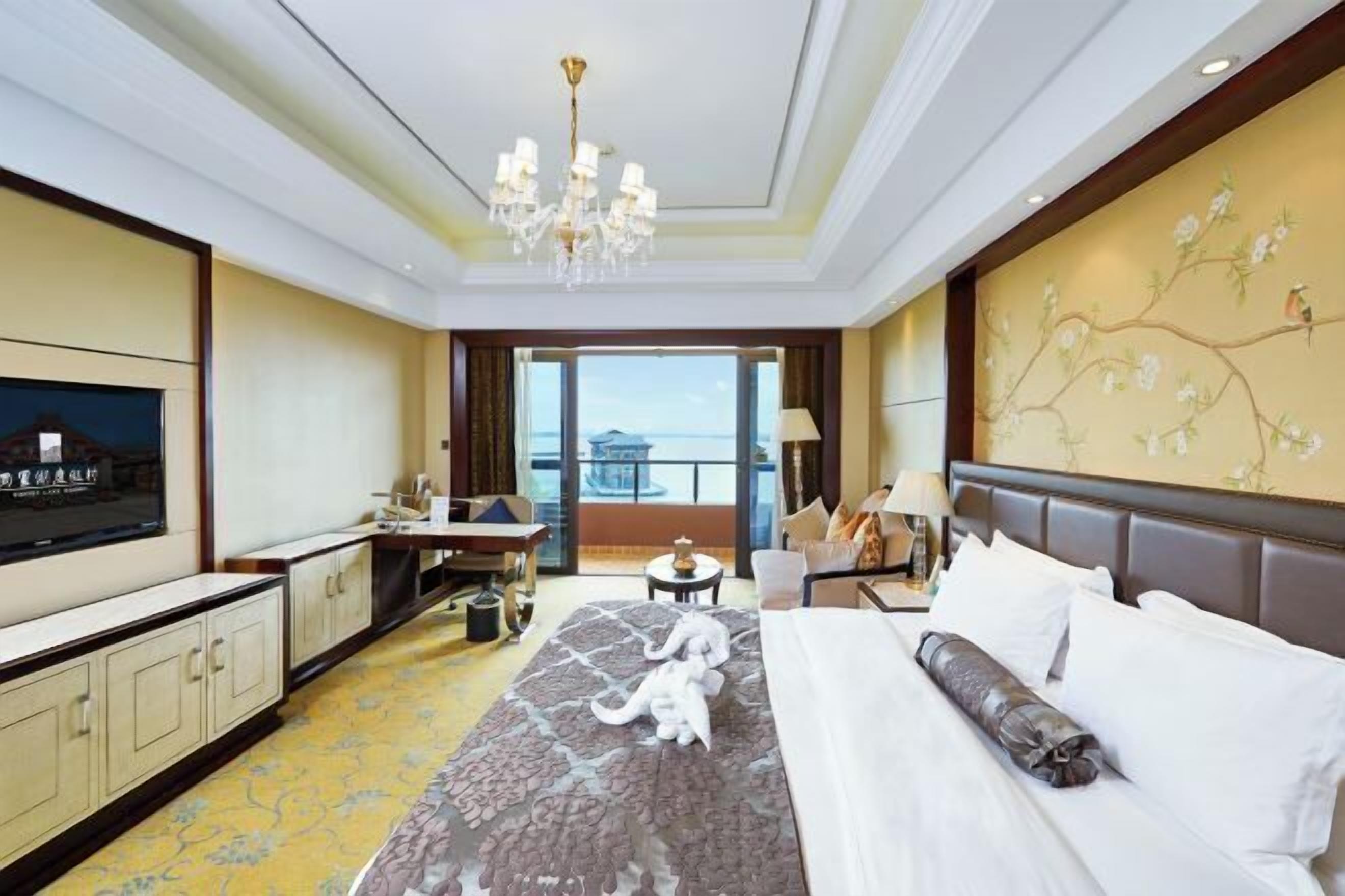 Frigobar, cofres nos quartos, escrivaninha, cortinas blackout