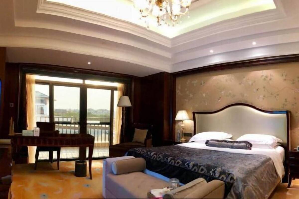 Minibar, Zimmersafe, Schreibtisch, Verdunkelungsvorhänge