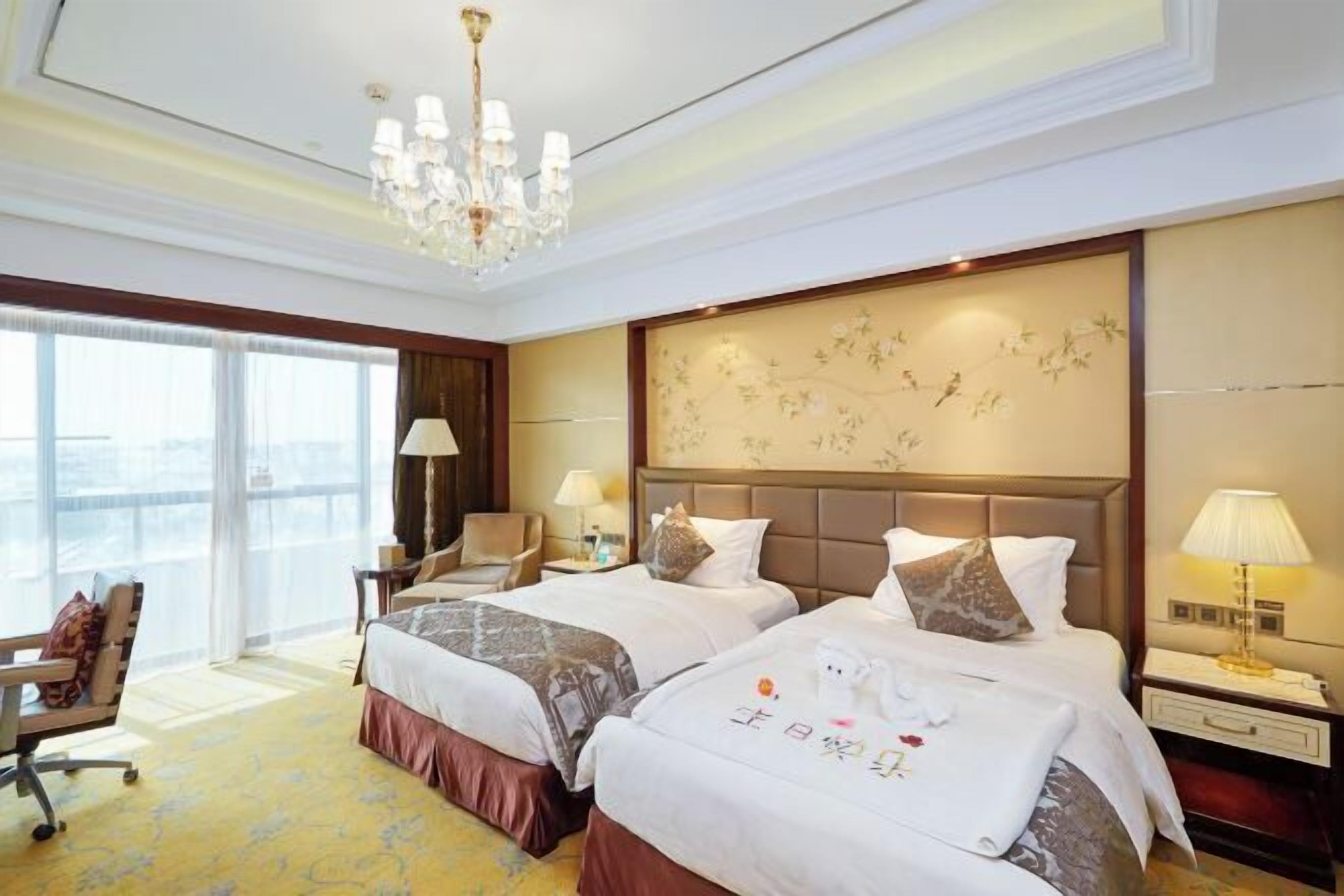 Frigobar, cofres nos quartos, escrivaninha, cortinas blackout