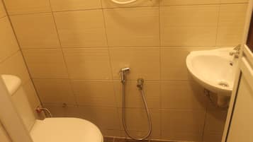 Regadera, amenidades de baño gratuitas, secadora de cabello