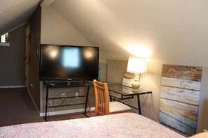 2 bedrooms, desk, iron/ironing board, WiFi