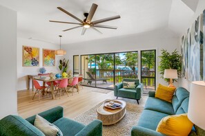 Téléviseur, lecteur de DVD, livres