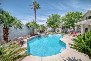 Utendørsbasseng og et oppvarmet basseng