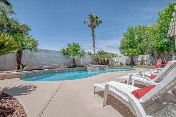 Utendørsbasseng og et oppvarmet basseng