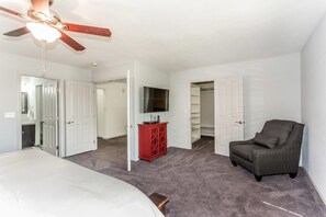 5 bedrooms, iron/ironing board, travel crib, free WiFi - 🎉💥5🛏 bed⛱pool-10 min from ✈️airport /strip, 1 mile from In&Out/shopping/grocery🍔 (Las Vegas)