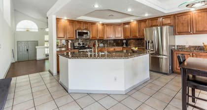 🎉💥5🛏 bed⛱pool-10 min from ✈️airport /strip, 1 mile from In&Out/shopping/grocery🍔