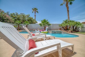 Outdoor pool, a heated pool - 🎉💥5🛏 bed⛱pool-10 min from ✈️airport /strip, 1 mile from In&Out/shopping/grocery🍔 (Las Vegas)