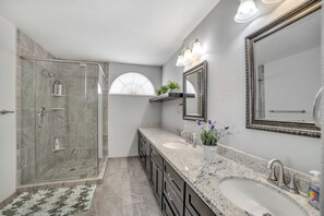 Kombinert dusj/badekar, hårføner, håndklær og såpe