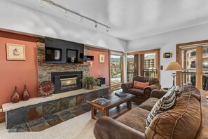 スマートテレビ、暖炉、DVD プレーヤー、ステレオ