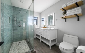 Douche, sèche-cheveux, serviettes fournies, savon