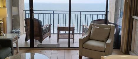 Smart TV, lareira, DVD player, livros