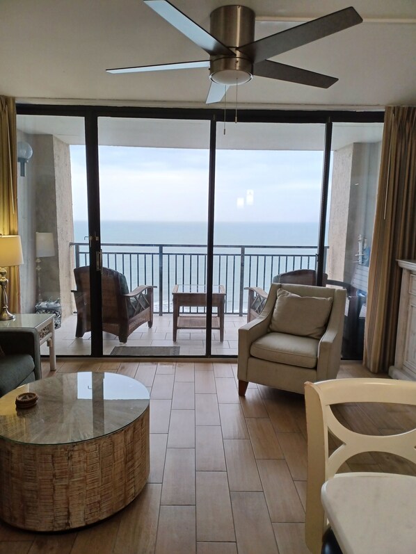 Smart TV, fireplace, DVD player, books - GREAT FOR COUPLES, OCEAN FRONT, SPA SHOWER GORGEOUS BALCONY OCEAN VIEW KINGBED (Myrtle Beach)