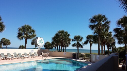 GREAT FOR COUPLES, OCEAN FRONT,SHOWER SPA, GORGEOUS BALCONY OCEAN VIEW  KINGBED 